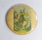 Antigo Adorno Religioso em Metal com Imagem representando - SÃO JORGE  - Medida: 9 cm de diâmetro. Conforme fotos. OBS: Falta o suporte de mesa ou parede.