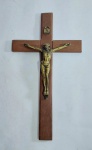 Lindo Crucifixo de parede. Cruz em Madeira e escultura de Cristo em Metal. Medida:  30 cm  x 17 cm x 3 cm. Conforme fotos.