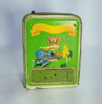 Antigo e Raro Cofrinho Alemão de Lata com Linda Imagem Litografada. Possui dispositivo de mudança de numero conforme fotos. Medida: 13 cm x 10 cm x 5,5 cm. Conforme fotos. Fabricante: GEOBRA. - D.R. G. M. GERMANY - Geobra, uma empresa alemã conhecida pela produção de brinquedos, incluindo itens de lata antigos. D.R.G.M. Deutsches Reichsgebrauchsmuster, é um termo alemão que significa "Modelo de Utilidade Imperial Alemão". Era um tipo de registro de propriedade intelectual usado na Alemanha entre 1891 e 1945.