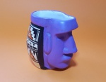 Caneca de cerâmica esmaltada 'Moai Shot Glass', souvenir da Ilha da Páscoa, com rosto de antigo nativo, e padrôes decorativos andinos - Dimensão: 10 X 8 cm - Altura: 10 cm
