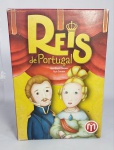 PORTUGAL - Divertido Jogo de Cartas - REIS DE PORTUGAL - Nuno Bizarro Sentieiro/ Paulo Soledade - Ilustrações: Carla Nazareth - MEBO GAMES LDA - Completo - Acompanha: 1 livro de regras e 40 cartas - Medida da caixa: 22 cm x 15 cm x 3 cm. Conforme fotos. Portugal é um país com séculos de história, onde quatro dinastias reinaram, dirigindo os destinos de um Nobre Povo. Com regras muito simples, os jogadores jogam com as 34 cartas que representam os Reis e Rainhas de Portugal. Cada um deles tem as suas vantagens e quem souber usar os seus trunfos da melhor maneira será coroado Rei de Portugal.