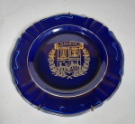 Espanha - Lindo Prato Decorativo de Parede em Porcelana na Cor Azul Cobalto com Detalhes Prateados. Representando o Brasão das Armas da -  GALICIA  - Acompanha Suporte. Conforme fotos. Medida: 21 cm de diâmetro.