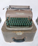Antiga Máquina de Escrever - REMINGTON RAND - Estrutura em Metal com Teclado em Baquelite. Funcionando. Acompanha Maleta Original, porém deteriorada, necessitando de restauro. Conforme fotos. Medida: 39 cm x 36 cm x 17 cm.
