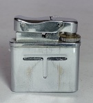 Antigo Isqueiro em metal. Funcionando, porém com pouco gás. Medida: 4,5 x 4 x 1 cm.