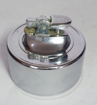 Lindo Isqueiro de mesa  -  Estrutura em metal e plástico rígido  - OBS: Está centelhando, necessita de gás. Conforme fotos.  Medida: 6 cm de altura x 7 cm de diâmetro.