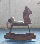 Antigo Cavalinho Gangorra de Madeira com acendo acolchoado. Medida: 79 cm de altura x 74 cm x 27 cm. Conforme fotos.