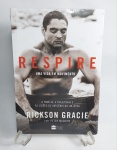 Livro Lacrado - RESPIRE - Uma Vida em Movimento - A Família, A Trajetória, E as Lições de Gênio do Jiu-Jitsu - RICKSON GRACIE - Com Peter Maguire - 2021 - 256 páginas - Harpe Collins - Medida: 23 cm x 16 cm x 1,5 cm. Conforme fotos.