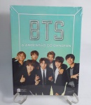 Livro Lacrado - BTS - A Ascensão do Bangtan - 2018 - 96 páginas - Editora: Harper Collins - Medida: 22,5 cm x 17 cm x 1 cm.  BTS, também conhecido como Bangtan Boys, é um grupo masculino sul-coreano formado em 2010. O grupo consiste em sete integrantes: Jin, Suga, J-Hope, RM, Jimin, V e Jungkook, os quais co-escrevem e co-produzem grande parte do seu material.