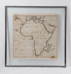 Antigo e Raro Mapa da Coleção - Da Ásia de João de Barros e de Diogo de Couto - 1778 - Quadro em vidro duplo com moldura em alumínio. Medida do quadro: 51,5 cm x 51,5 cm x 1,5 cm. Medida do Mapa: 38 cm x 38 cm. Da Ásia de João de Barros e de Diogo de Couto" é uma obra histórica monumental, publicada em Lisboa entre 1778 e 1788, que narra a história da expansão marítima portuguesa no Oriente. A obra é composta por várias décadas, escritas por João de Barros e continuadas por Diogo do Couto, abordando os feitos dos portugueses na descoberta e conquista dos mares e terras do Oriente.