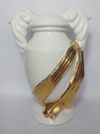 Antiga e Linda Base de Abajur Clássico em Cerâmica Branca Vitrificada com detalhes dourados no Formato de Ânfora. Medida: 37 cm de altura x 27 cm x 20 cm de bojo. OBS: Não possui fiação nem cúpula. Conforme fotos.