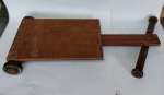 Antigo, Artesanal e Tradicional Carrinho de Rolimã em Madeira Maciça. Medida Total do Carrinho: 77 cm x 42 cm x 9 cm. Medida das Rolimãs: 8,5 e 5,5 cm de diâmetro. Conforme fotos.