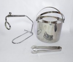 Lindo e Conservado Lote de 3 Peças. Balde de gelo com Alça Retrátil em aço inox da Meridional, Pegador de Gelo em Aço Inox Tramontina e Suporte de Vinho com Regulagem em Metal Cromado -  Medida do Balde sem a alça: 14,5 cm de altura x 18 cm de diâmetro. Conforme fotos.