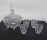 Linda e Conservada Lote de Bomboniere e 4 Copinhos de Shot em espesso Vidro Prensado. Medida da Bomboniere: 18 cm de altura x 10 cm x 10 cm. Medida dos Copinhos: 6 cm de altura x 4,5 cm de diâmetro. Conforme fotos.