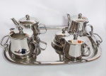 Lindo, Conservado e sem uso Jogo de Servir Café/Chá  em Aço Inox Cromado - GASOLA INOX 18/10  -  Total de 7 Peças  -  Medida da bandeja: 48 cm de comprimento x 32 cm de largura. Medida do Bule: 13 cm de altura x 18 cm x 11 cm de diâmetro. Conforme fotos.