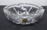 Conservado e sem uso Cinzeiro Clássico em Espesso Cristal Prensado translúcido decorado com lapidação. Possui 3 apoios para cigarros. Medida: 15 cm de diâmetro x 5 cm de altura. Peso: 850 gramas. CRYTAL CAPRI 24% Chumbo. ITALIA. Conforme fotos.