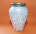 Bonito vaso aperolado com dourado, feito de barro cozido - Dimensão: 29 X 19 cm