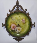 Antigo e Lindo relógio de Parede. Estrutura em Bronze, Mostrador em Porcelana adornado com Florais Pintados à Mão. Possui assinatura. Mecanismo HERWEG.  Medida: 43 cm x 35 cm x 10 cm. OBS: Necessita de Restauro ! Falta ponteiros, Pêndulo e Pesos. Conforme fotos.