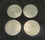 CHRISTOFLE - CONJUNTO DE QUATRO PORTA COPOS EM METAL ESPESSURADO A PRATA FRANCESA. MODELO GALLIA. MEDINDO 7.5 CM