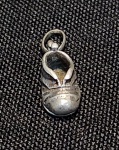 PRATA DE LEI - PINGENTE EM PRATA RETRATANDO UM SAPATINHO. MEDINDO 1 CM E PESANDO 0.8 GRAMAS