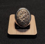 OURO - ANEL EM OURO BRANCO E DOURADO. MARCADO 18 K E 750 MLS. ARO 17 E PESANDO 15.1 GRAMAS