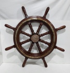 ANTIGO TIMÃO DE NAVIO EXECUTADO EM MADEIRA E METAL. MEDINDO 90 CM DIÂMETRO