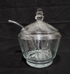 ANTIGA PONCHEIRA EM CRISTAL LAPIDADO COM SUA CONCHA. BICADO NA BORDA. MEDINDO A PONCHEIRA 29 X 22 CM E A COLHER 28 X 8.5 CM