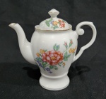 PORCELANA REAL - ANTIGO BULE EM PORCELANA COM DECORAÇÃO FLORAL. MEDINDO 16 X 9 X 17.5 CM