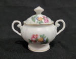 PORCELANA REAL - ANTIGO AÇUCAREIRO EM PORCELANA COM DECORAÇÃO FLORAL. MEDINDO 10 X 8 X 12.5 CM