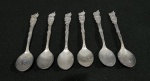 LOTE COM SEIS COLHERES DE CAFÉ EM METAL COM DECORAÇÃO FLORAL. MEDINDO 10.5 CM