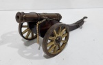 Magnífica miniatura de Canhão de Artilharia. Fabricado em madeira, bronze e latão. Linda peça! Medindo 10 x 10 x 26.5 cm