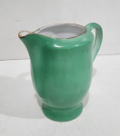 PORCELANA MAUÁ - ANTIGA LEITEIRA NO TOM VERDE. MEDINDO 13 X 8 X 15 CM