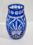 ANTIGO VASO EM CRISTAL DOUBLE BLUE RICAMENTE LAPIDADO. MEDINDO 20.5 X 12.5 CM