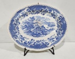 ANTIIGA TRAVESSA DE COLEÇÃO EM PORCELANA INGLESA MANUFATURA WOODS & SONS , BURSLEM. MODELO SEAFORTH NOS TONS AZUL E BRANCO. ACOMPANHA SUPORTE DE PRENDER NA PAREDE. MEDINDO 28.5 X 36 CM
