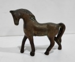 ESCULTURA EM BRONZE REPRESENTANDO UM CAVALO. MEDINDO 9 X 2.5 X 10 CM