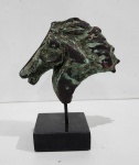 ESCULTURA EM BRONZE REPRESENTANDO BUSTO DE CAVALO. MEDINDO 18 X 8 X 14.5 CM