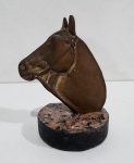 ESCULTURA EM BRONZE REPRESENTANDO BUSTO DE CAVALO. MEDINDO 12 X 6.5 X 9 CM