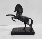 ESCULTURA EM METAL REPRESENTANDO CAVALO EMPINANDO. MEDINDO 19 X 8 X 18 CM