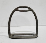 ANTIGO ESTRIBO DE COLEÇÃO. MARCAS DO TEMPO. MEDINDO 13 X 13 CM