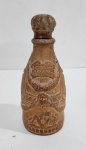 GI. VI. EMME ou GIVIEMME - Raríssima garrafa do perfume italiano Subdola´ de 1922 em terracota.  Exposta na homepage do MUSEO DEL PROFUMO de Milano ( Museum Of Perfum ) https://museodelprofumo.it/Marca italiana de perfumes usava as iniciais de Don Giuseppe Visconti di Modrone (1879-1941), um membro muito famoso da dinastia Visconti de Milão. Foi fabricante de têxteis, presidente do time de futebol Internazionale Milano, membro do conselho de administração do La Scala, empresário de teatro, dramaturgo e ator. O nobre Don Giuseppe tornou-se o rosto de sua própria empresa em 1922, quando a casa de Gi. Vi. Emme nasceu. As garrafas não eram apenas de vidro, mas também de cerâmica e vidro Murano. Além de fragrâncias, a Giviemme produzia pó, talco, sabonetes, cremes e cigarros perfumados. "SOMENTE O FRASCO COMA TAMPA . NÃO TEM O PERFUME". Medindo 13.5 x 5.5 cm