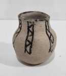 KARAJÁ - ANTIGO E PEQUENO VASO EM BARRO. MEDINDO 8 X 8 CM