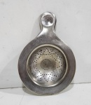 MAPPIN WEBBS - ANTIGO COADOR INGLÊS EM METAL ESPESSURADO A PRATA. MEDINDO 9 X 13 CM