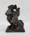 MARAVILHOSA ESCULTURA EM BRONZE EUROPEU REPRESENTANDO UMA BRIGA DE GALOS. PEÇA DE EXTREMA BELEZA. MEDINDO 23.5 X 16 X 21 CM
