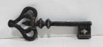 ANTIGA CHAVE DECORATIVA EM ANTIMONIO. MEDINDO 20 X 8 CM