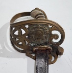 MILITARIA - Antiga espada de Oficial do Exército Brasileiro, Modelo da primeira República, com copo vazado, lâmina Kirschabum ( Elmo Medieval )  Ricamente desenhada com gravações originais. Medindo a lâmina 74.5 cm  e a espada total com bainha 91 cm