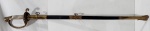 MILITARIA -Espada de Oficial da Marinha de Guerra do Brasil. Modelo obsoleto, anos 1940. Modelo com copo vazado, ostentando a âncora símbolo da Armada Nacional. Lâmina trabalhada, com marcação do fabricante AEC ( ABRAMO, EBERLE ) e inscrição IFC. Peça completa, com bainha de couro e metal dourado. Marcas do tempo. Mede 93 cm de comprimento