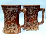 Par de canecas de cerâmica antigas da marca Vinho Piagentini. São canecas promocionais, para colecionadores. A  decoração em relevo, com motivos de uva. Marca: Vinho Piagentini Altura : 10 cm  x Diâmetro da boca : 7 cm