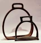 2 Estribos antigos  em ferro,  sendo um deles infantil. Med: O maior: 15 x 13 cmsInfantil 9,5  x 9 cms