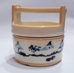 Recipiente de cerâmica para especiarias no formato de um balde, com tampa e dois níveis para armazenar temperos. Com   decorações em azul e branco. Med Diâmetro: 6,5 cm x  Alt. 7 cm