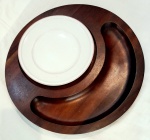 TROPIC-ART   JEAN DOBRÉ  Petisqueira de madeira  esculpida, com desenho de nicho esculpido, produzida por designers brasileiros da Tropic- art, século XX. Ao centro placa em porcelana (Não Original ). Medidas: 34,7cm de diâmetro (madeira) e 19 cm de diâmetro (porcelana).