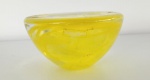 Kosta Boda. Anna Ehrner (Suécia, 1976). "Atoll". Castiçal em vidro artístico soprado em tonalidade amarela, executado em formato de bowl. Suécia . Com fio de cabelo imperceptível. Medindo. 7 x 11 cm.